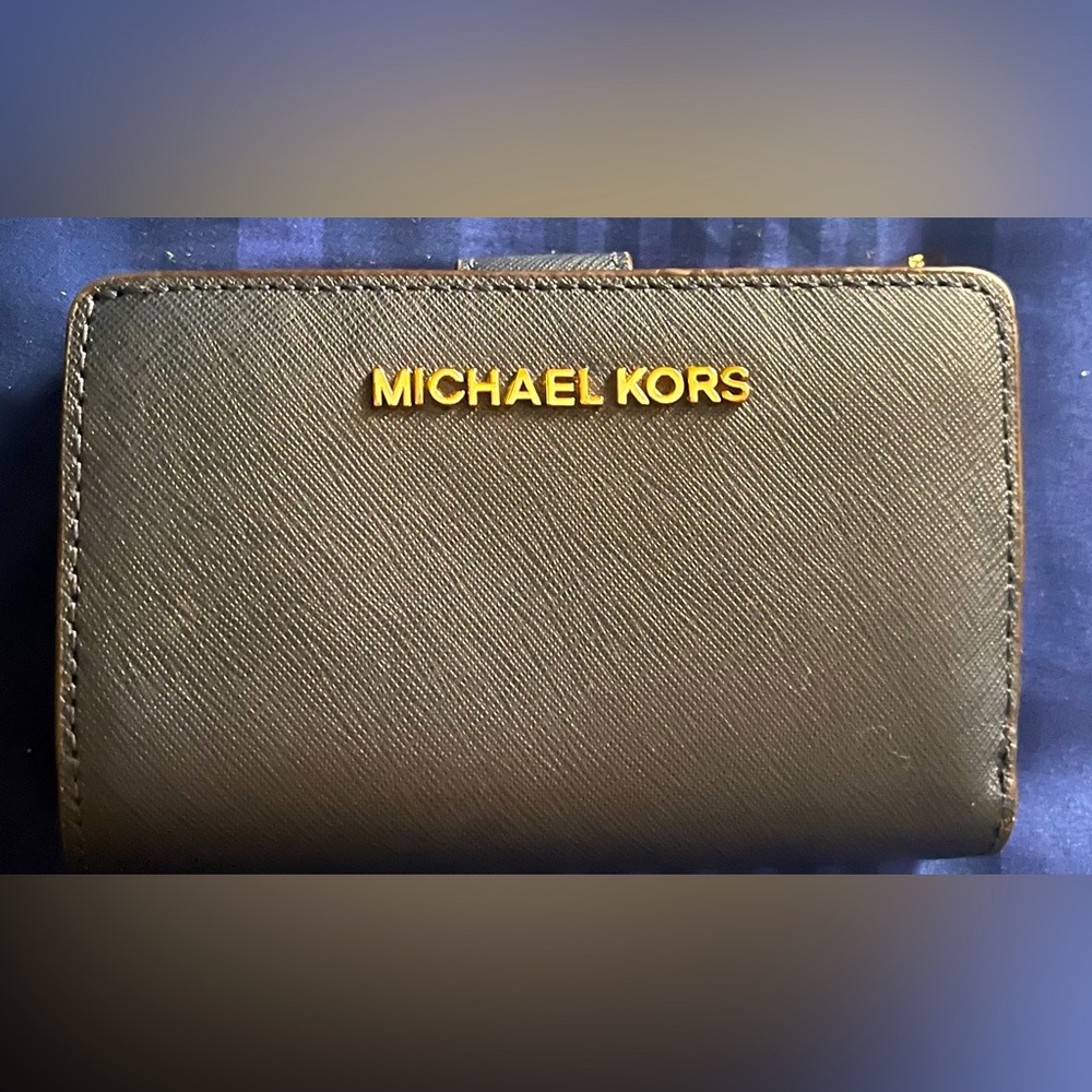 PRE LOVED MICHAEL KORS NAVY BLUE WALLET